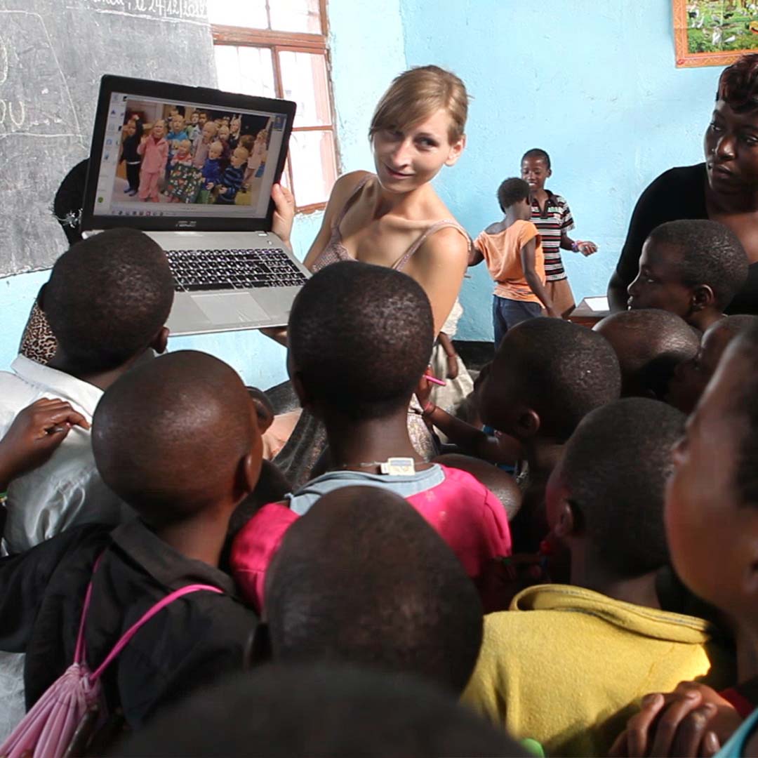 Kongolesisk jenter se på datamaskin. Foto.