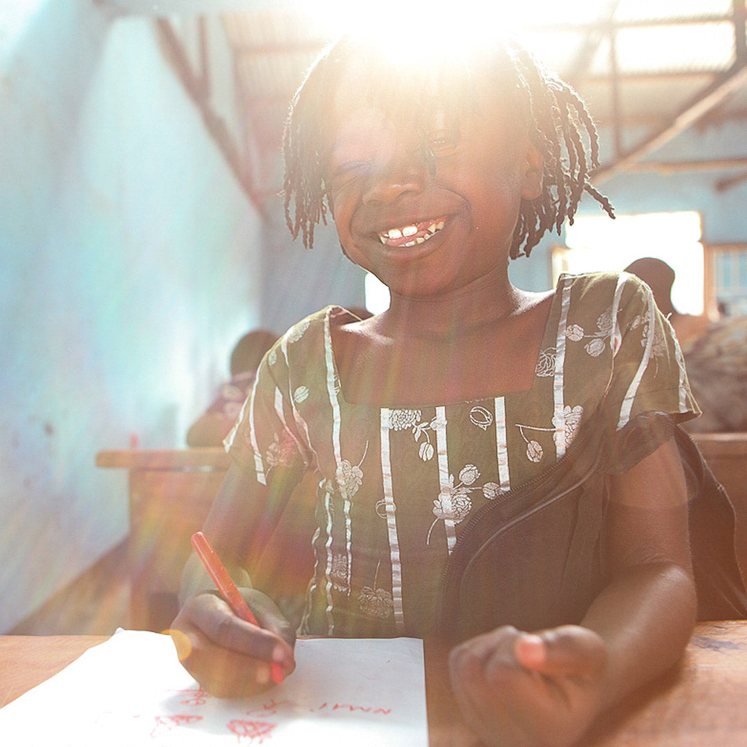 Kongolesisk jente på skolebenken. Foto.