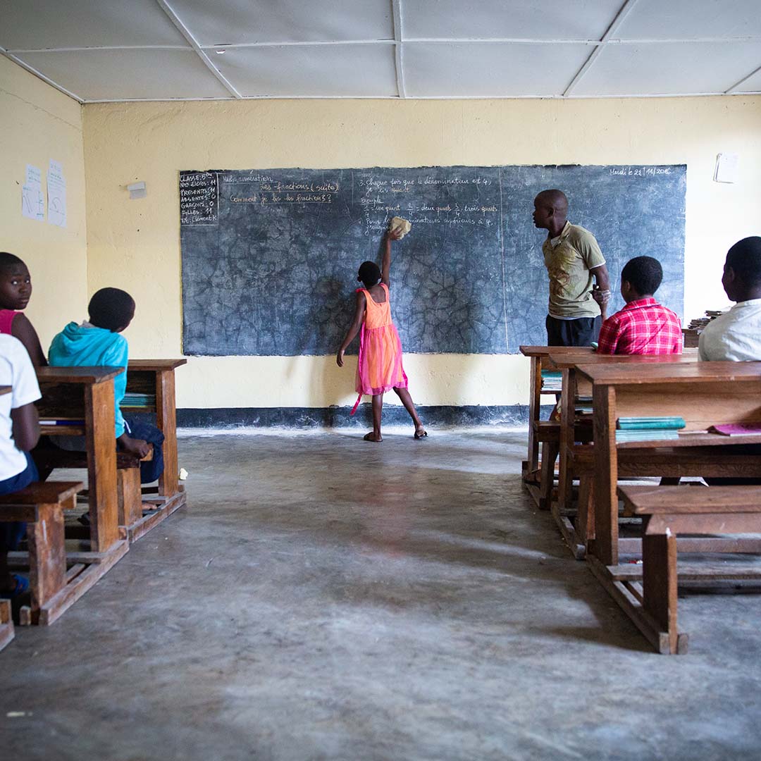 Kongolesiske jenter i klasserommet. Foto.
