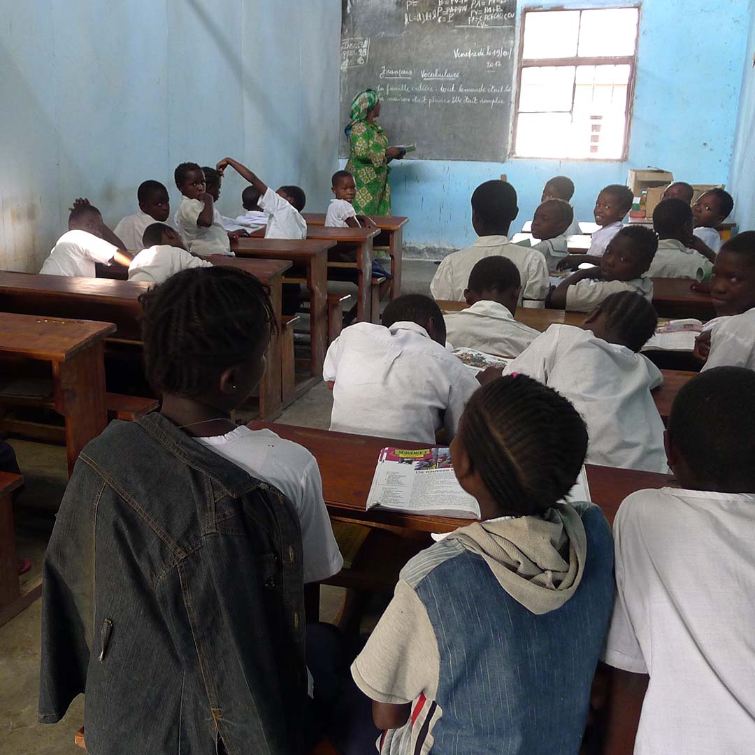 Kongolesiske jenter i klasserommet. Foto.